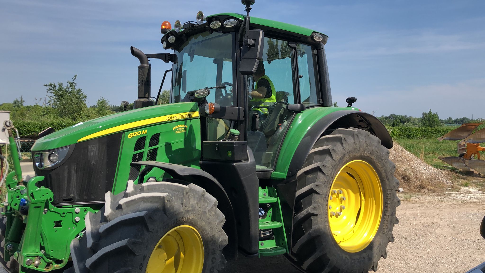 Addetto alla conduzione di trattori agricoli o forestali (trattori a ruote)